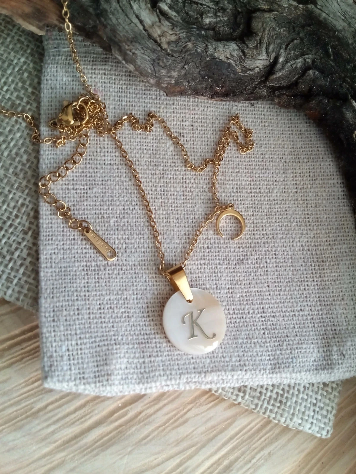 Collier pendentif en nacre naturelle lettre prénom K – photo 4